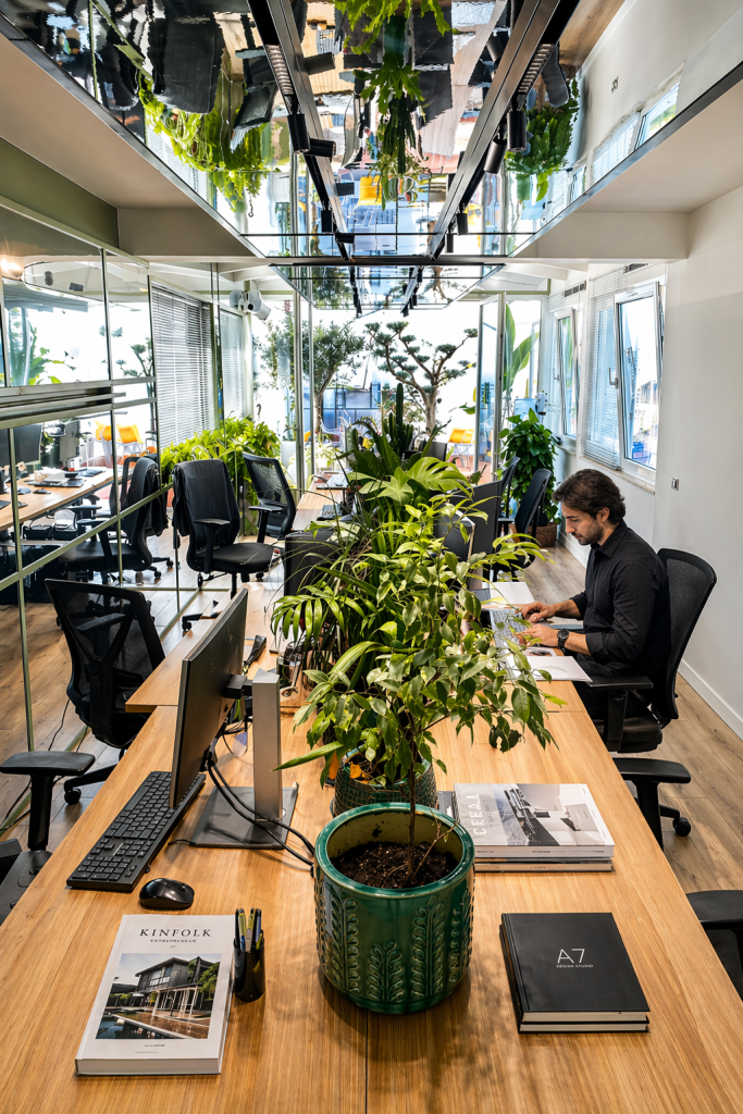 Zyra moderne e A7 Design Studio në Tiranë me hapësirë pune, bimë të gjelbra dhe ambient bashkëkohor